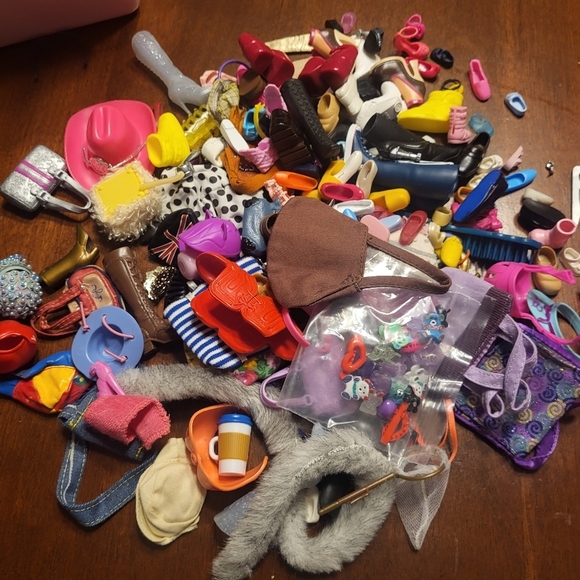 Large lot of doll shoes and accessories! Sold as is! Barbie, Bratz, Monster High - Picture 1 of 5